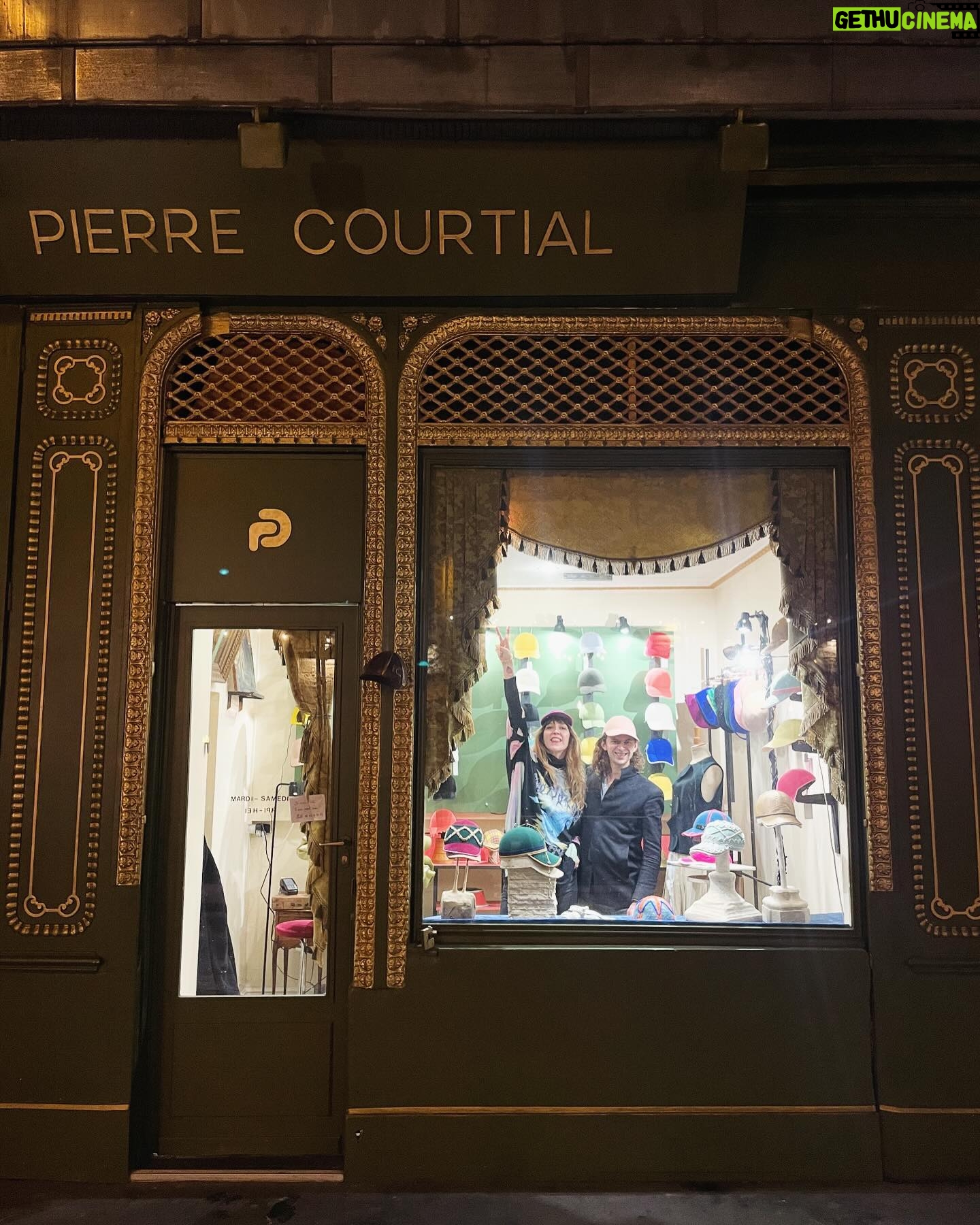 Daphné Bürki Instagram - Je passais devant la vitrine en reluquant les couvre-chefs comme des bonbons, je n’ai pas été déçu! Et hop, un coup de cœur pour les casquettes et la savoir faire de @pierre_courtial 🧢 #savoirfaire #madeinfrance #casquette
