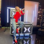 Daphné Bürki Instagram - Bons baisers de @cultureboxlemission 💋 Look Pull @surpriseparis Jean @ganni Shoes @sportmax Beauty @alicedechavanne Hair @manuecoiff 📷 style @capucine.cbc