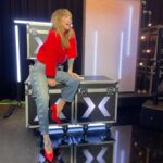 Daphné Bürki Instagram - Bons baisers de @cultureboxlemission 💋 Look Pull @surpriseparis Jean @ganni Shoes @sportmax Beauty @alicedechavanne Hair @manuecoiff 📷 style @capucine.cbc