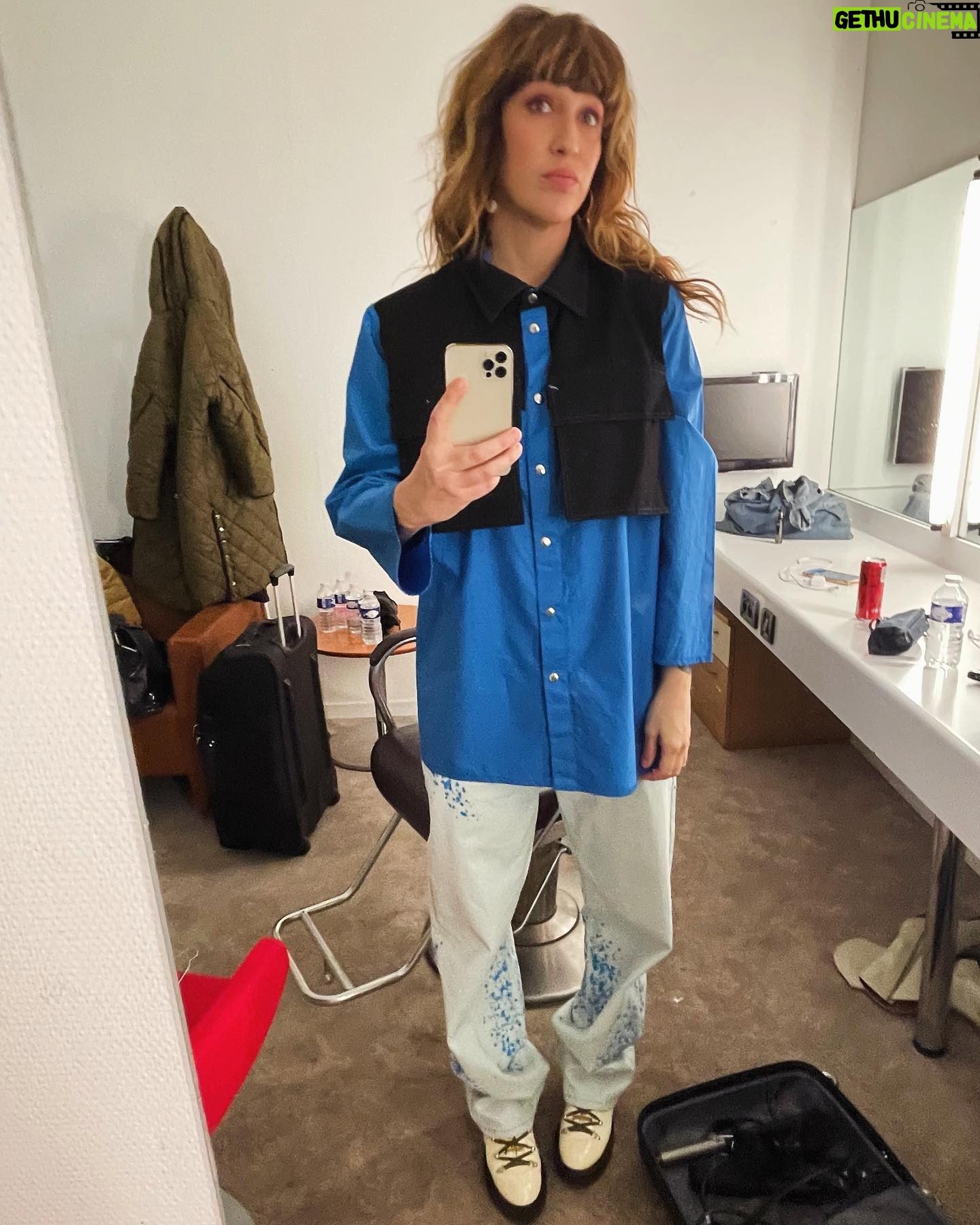 Daphné Bürki Instagram - Point Look. Point Barre. Point « long time »!! À votre demande! Je vous embrasse 🎈 #cultureboxlemission #culturemode #aprestout 1- T-shirt @souvenirmachine Jean @gant Ceinture @maisonboinet Collier @zagbijoux 2- manteau @amiparis 3- chemise @victoriatomasofficial Jean @essentielantwerp Shoes @laurencedacadeparis Bijoux @marcdelocheofficiel 4- costume @thefrankieshop 5- chemise @victoriatomasofficial Pantalon @yoox Shoes @nomasei_official Boucle d’oreille @marcdelocheofficiel 6- blouson @feteimperiale T-shirt @victoriatomasofficial Pantalon @amiparis Shoes @nomasei_official 7- pull @marni chez @lullisurlatoile Jean @gant 8- ensemble @ouest.world Shoes @laurencedacadeparis Bijou @okan__studio 9- veste @thefrankieshop Chemise @laurencebras Pantalon @meta_campania_collective 📷 and my parnter mode @capucine.cbc Beauty @annabelgrangere @celineregnard_makeup @alicedechavanne Hair @manuecoiff
