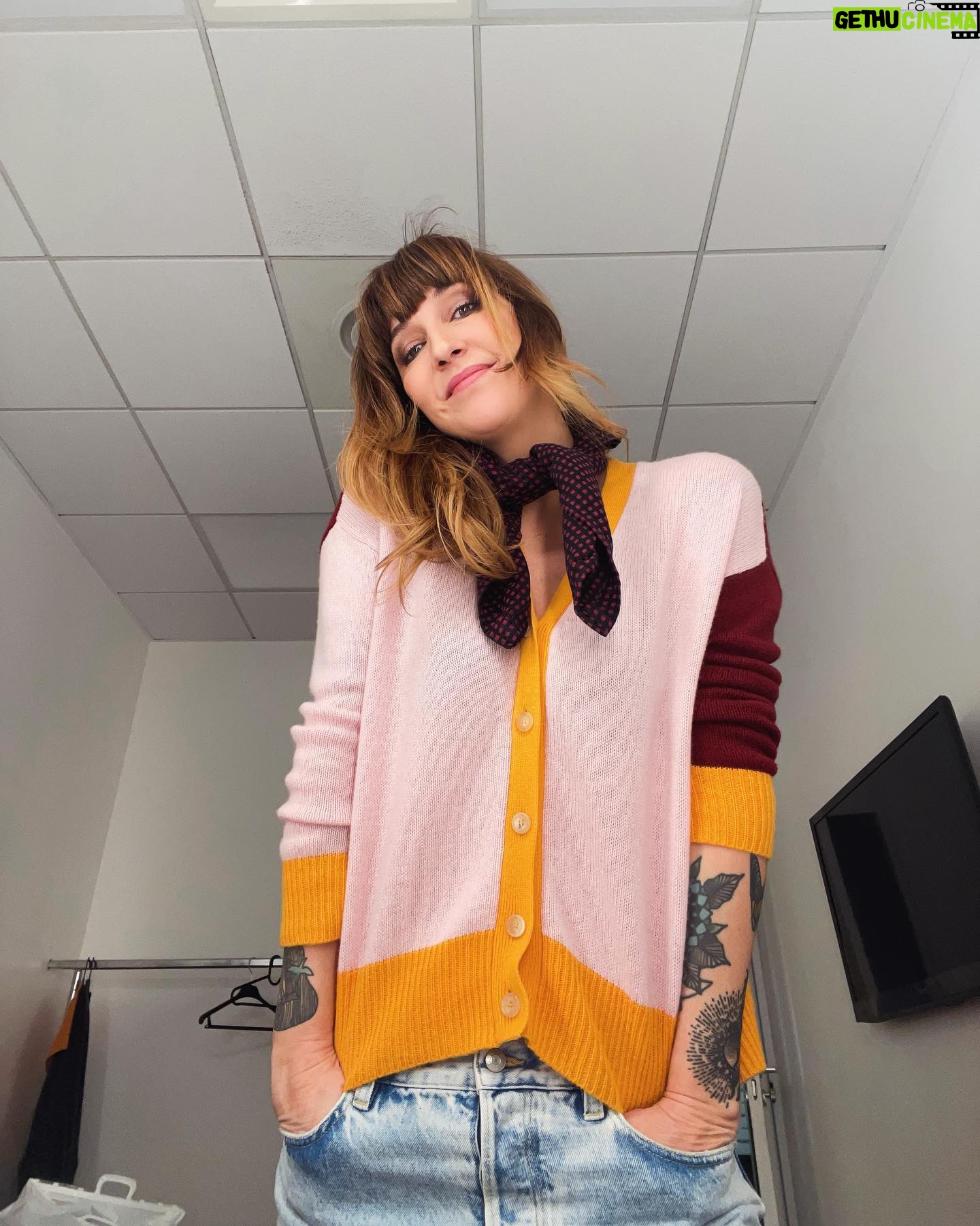 Daphné Bürki Instagram - Point Look. Point Barre. Point « long time »!! À votre demande! Je vous embrasse 🎈 #cultureboxlemission #culturemode #aprestout 1- T-shirt @souvenirmachine Jean @gant Ceinture @maisonboinet Collier @zagbijoux 2- manteau @amiparis 3- chemise @victoriatomasofficial Jean @essentielantwerp Shoes @laurencedacadeparis Bijoux @marcdelocheofficiel 4- costume @thefrankieshop 5- chemise @victoriatomasofficial Pantalon @yoox Shoes @nomasei_official Boucle d’oreille @marcdelocheofficiel 6- blouson @feteimperiale T-shirt @victoriatomasofficial Pantalon @amiparis Shoes @nomasei_official 7- pull @marni chez @lullisurlatoile Jean @gant 8- ensemble @ouest.world Shoes @laurencedacadeparis Bijou @okan__studio 9- veste @thefrankieshop Chemise @laurencebras Pantalon @meta_campania_collective 📷 and my parnter mode @capucine.cbc Beauty @annabelgrangere @celineregnard_makeup @alicedechavanne Hair @manuecoiff