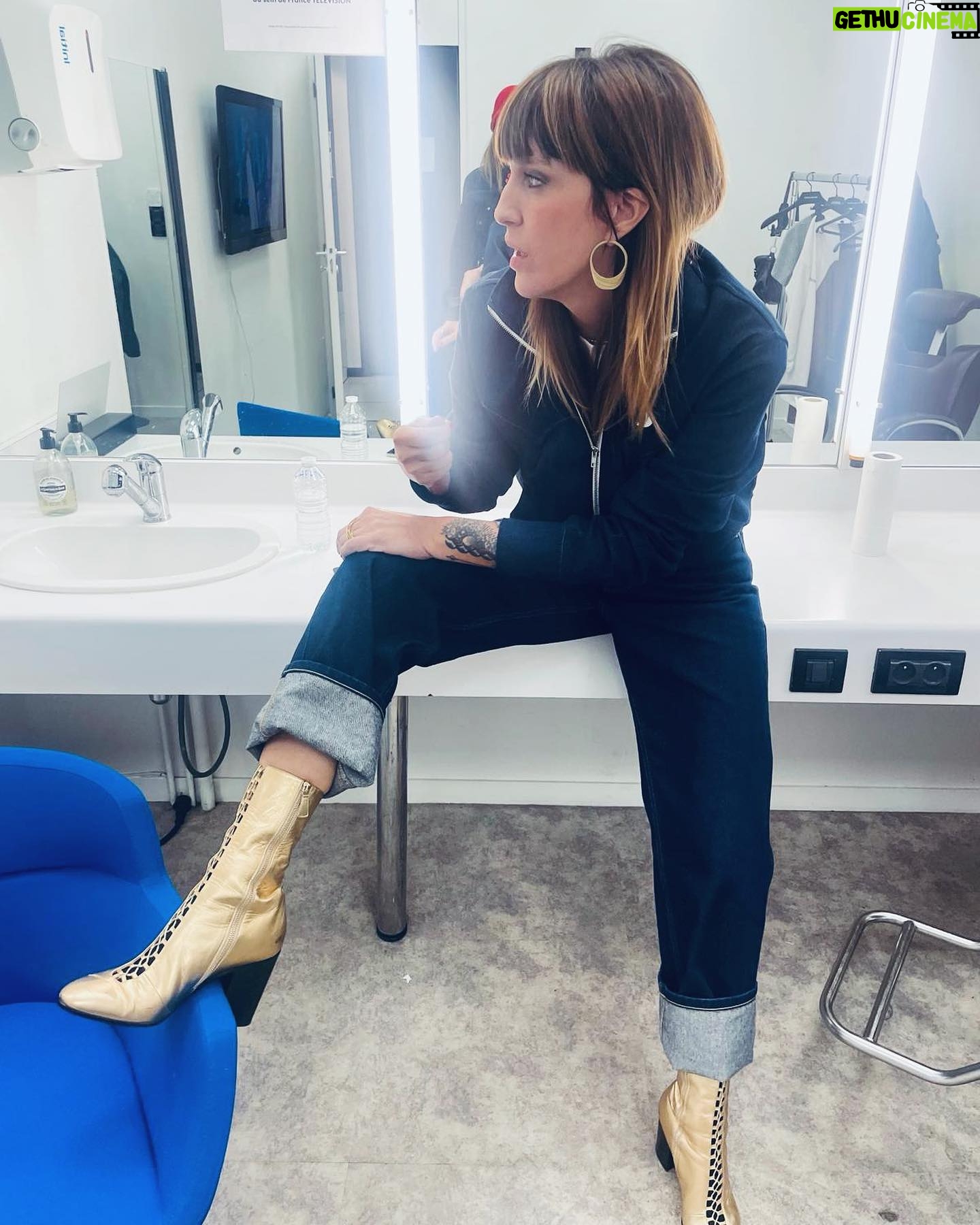 Daphné Bürki Instagram - Point Look. Point Barre. Point « long time »!! À votre demande! Je vous embrasse 🎈 #cultureboxlemission #culturemode #aprestout 1- T-shirt @souvenirmachine Jean @gant Ceinture @maisonboinet Collier @zagbijoux 2- manteau @amiparis 3- chemise @victoriatomasofficial Jean @essentielantwerp Shoes @laurencedacadeparis Bijoux @marcdelocheofficiel 4- costume @thefrankieshop 5- chemise @victoriatomasofficial Pantalon @yoox Shoes @nomasei_official Boucle d’oreille @marcdelocheofficiel 6- blouson @feteimperiale T-shirt @victoriatomasofficial Pantalon @amiparis Shoes @nomasei_official 7- pull @marni chez @lullisurlatoile Jean @gant 8- ensemble @ouest.world Shoes @laurencedacadeparis Bijou @okan__studio 9- veste @thefrankieshop Chemise @laurencebras Pantalon @meta_campania_collective 📷 and my parnter mode @capucine.cbc Beauty @annabelgrangere @celineregnard_makeup @alicedechavanne Hair @manuecoiff