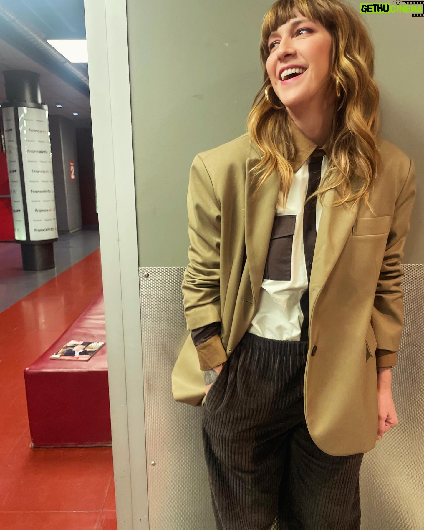 Daphné Bürki Instagram - Point Look. Point Barre. Point « long time »!! À votre demande! Je vous embrasse 🎈 #cultureboxlemission #culturemode #aprestout 1- T-shirt @souvenirmachine Jean @gant Ceinture @maisonboinet Collier @zagbijoux 2- manteau @amiparis 3- chemise @victoriatomasofficial Jean @essentielantwerp Shoes @laurencedacadeparis Bijoux @marcdelocheofficiel 4- costume @thefrankieshop 5- chemise @victoriatomasofficial Pantalon @yoox Shoes @nomasei_official Boucle d’oreille @marcdelocheofficiel 6- blouson @feteimperiale T-shirt @victoriatomasofficial Pantalon @amiparis Shoes @nomasei_official 7- pull @marni chez @lullisurlatoile Jean @gant 8- ensemble @ouest.world Shoes @laurencedacadeparis Bijou @okan__studio 9- veste @thefrankieshop Chemise @laurencebras Pantalon @meta_campania_collective 📷 and my parnter mode @capucine.cbc Beauty @annabelgrangere @celineregnard_makeup @alicedechavanne Hair @manuecoiff