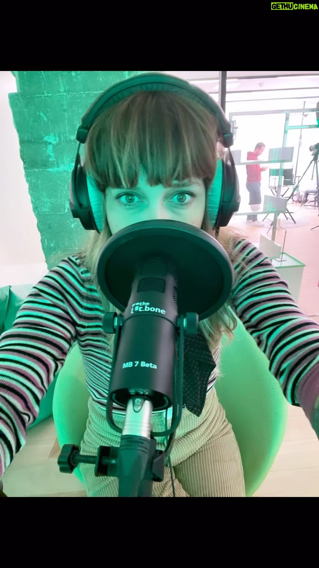 Daphné Bürki Instagram - « Merci aux auditeurs du fond du…cœur! » (vous aviez compris j’imagine…et non pas du fond du slip) 🚀« en mode confession » sur toutes les plateformes de podcasts à la demande !