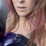 Daphné Bürki Instagram - C’est moi sur la photo et j’en suis là 1ere surprise. Je vous raconte?! Jeanne friot créatrice/en place/fraîche/engagée/queer/guerrière/femme/magnifique m’envoie un message avant Noël pour me proposer de défilé pour sa prochaine collection « coming out ». (Mini arrêt du ❤️). Elle me parle de sa femme, de leur histoire d’amour, de leurs vestiaires qui est devenu collectif. Un vestiaire réel dans lequel on retrouve par exemple une combi de chantier de Delphine où les tâches vont devenir une galaxie lors du défilé ✨ Jeanne me dit que Robert Mercier l’a contacté spontanément car il s’est reconnue dans sa démarche. Il est l’un de nos artisans français les plus demandé, scruté tant son savoir faire est unique. Alors la réunion de jeanne et de Robert a fait que je me suis retrouvée dans son atelier à poil un petit matin. Un café chaud dans la main. Il m’a recouverte de bande de plâtre. 2h sans bouger. C’était émouvant en vrai. Je ne suis pas mannequin, encore moins un body réf ! Je dis ça car j’étais entre le buste de Kim K, Zendaya et Beyoncé qui ne jurent que par lui. Après des jours travail, la pièce est née. La 1ere fois que j’ai enfilé un vêtement de jeanne, je me suis sentie immédiatement en sécurité. Forte, comprise, et coool. Dans mon armure au rex Club, j’ai eu le trac. Ça faisait longtemps. C’était une belle responsabilité de porter les messages de jeanne les tétons en avant! Merci jeanne 💜 Bravo à ton équipe, merci Robert le génie Merci pour vos retours 💌 @jeannefriot @gienah.robert Beauty @marieke_thibaut pour @maccosmeticsfrance Hair @charlielemindu 1ere 📷 @gabriellelangevin_ 6eme 📷 @juliendc