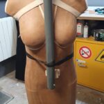 Daphné Bürki Instagram - C’est moi sur la photo et j’en suis là 1ere surprise. Je vous raconte?! Jeanne friot créatrice/en place/fraîche/engagée/queer/guerrière/femme/magnifique m’envoie un message avant Noël pour me proposer de défilé pour sa prochaine collection « coming out ». (Mini arrêt du ❤️). Elle me parle de sa femme, de leur histoire d’amour, de leurs vestiaires qui est devenu collectif. Un vestiaire réel dans lequel on retrouve par exemple une combi de chantier de Delphine où les tâches vont devenir une galaxie lors du défilé ✨ Jeanne me dit que Robert Mercier l’a contacté spontanément car il s’est reconnue dans sa démarche. Il est l’un de nos artisans français les plus demandé, scruté tant son savoir faire est unique. Alors la réunion de jeanne et de Robert a fait que je me suis retrouvée dans son atelier à poil un petit matin. Un café chaud dans la main. Il m’a recouverte de bande de plâtre. 2h sans bouger. C’était émouvant en vrai. Je ne suis pas mannequin, encore moins un body réf ! Je dis ça car j’étais entre le buste de Kim K, Zendaya et Beyoncé qui ne jurent que par lui. Après des jours travail, la pièce est née. La 1ere fois que j’ai enfilé un vêtement de jeanne, je me suis sentie immédiatement en sécurité. Forte, comprise, et coool. Dans mon armure au rex Club, j’ai eu le trac. Ça faisait longtemps. C’était une belle responsabilité de porter les messages de jeanne les tétons en avant! Merci jeanne 💜 Bravo à ton équipe, merci Robert le génie Merci pour vos retours 💌 @jeannefriot @gienah.robert Beauty @marieke_thibaut pour @maccosmeticsfrance Hair @charlielemindu 1ere 📷 @gabriellelangevin_ 6eme 📷 @juliendc