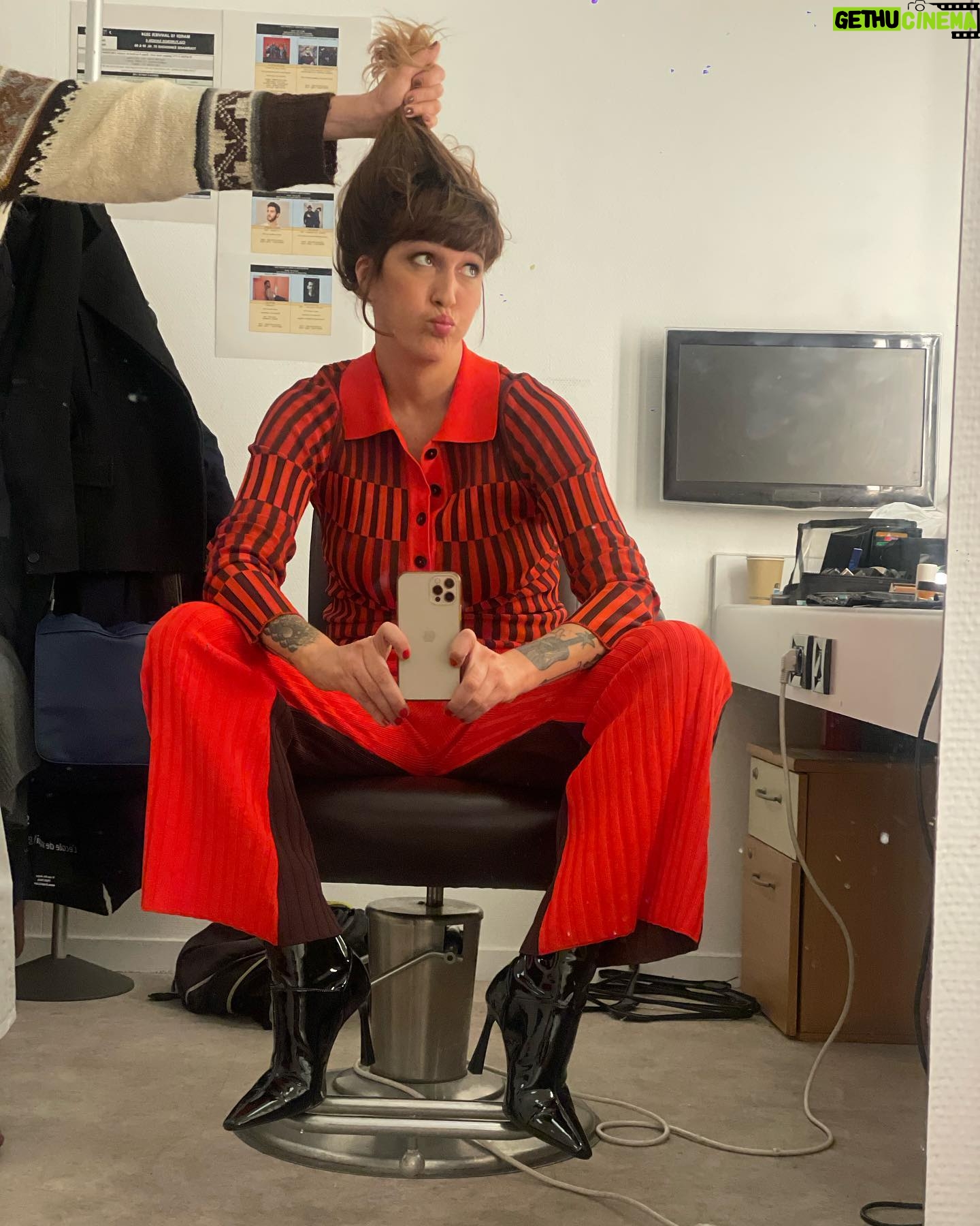 Daphné Bürki Instagram - Point Look. Point Barre. Point slip pour 2024 À votre demande! Qui porte la culotte alors?! #culturebox #culturemode #aprestout 1-chemise @valentinewitmeurlab Culotte @mango Collant @etam Shoes @martinez 2-chemise @rohe_frames Corset @louisemarcaud Pantalon @victoriatomasofficial Shoes @socque_paris Bijoux @daphine 3-ensemble @valentinewitmeurlab Shoes @mango Bijoux @zagbijoux 4-ensemble @stouls.paris Shoes @mango 5-ensemble @essentielantwerp Shoes @louboutinworld 6-ensemble @stouls.paris 📷 Partner mode @capucine.cbc Beauty @annabelgrangere @alicedechavanne Hair @manuecoiff
