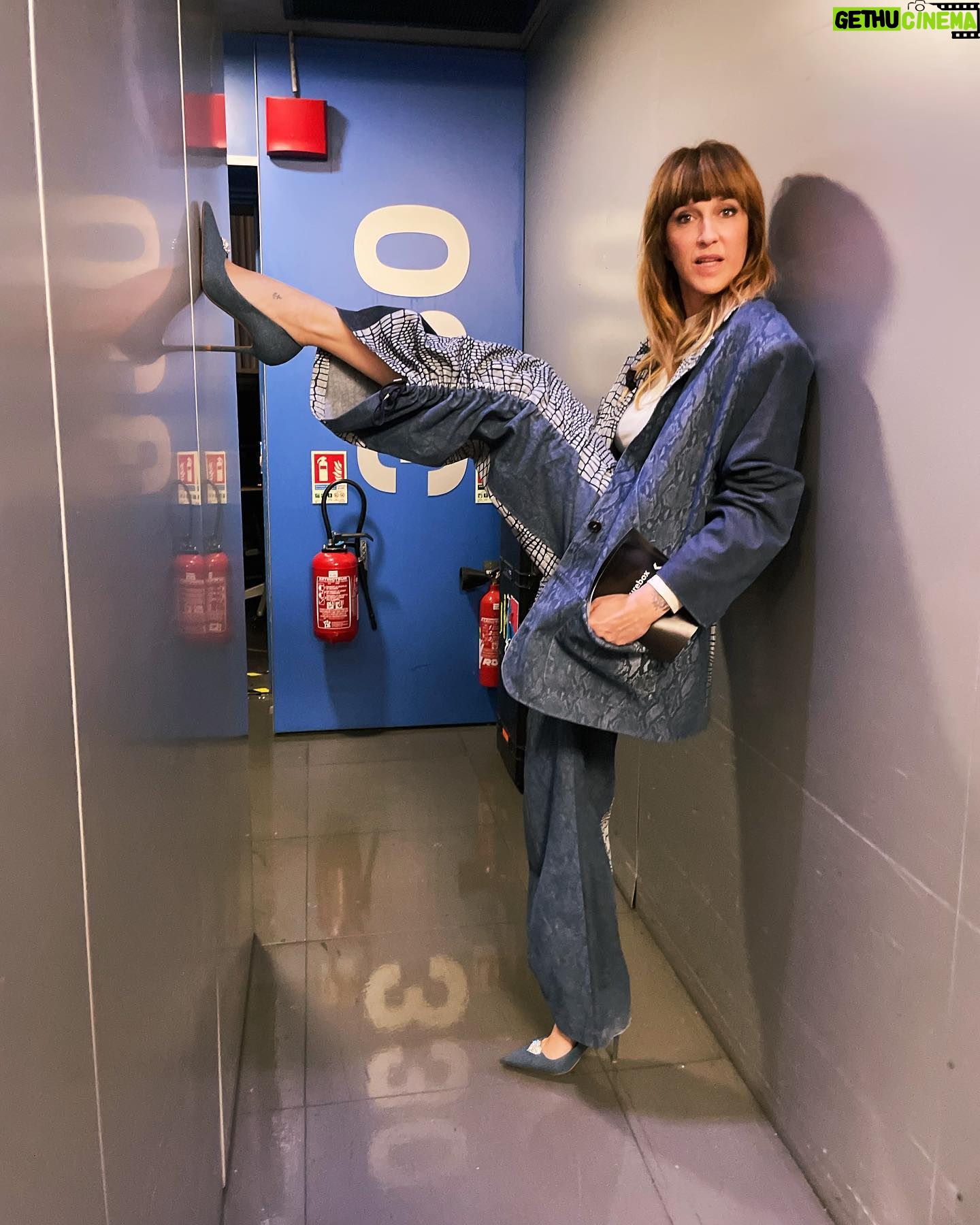 Daphné Bürki Instagram - Point Look. Point Barre. Point slip pour 2024 À votre demande! Qui porte la culotte alors?! #culturebox #culturemode #aprestout 1-chemise @valentinewitmeurlab Culotte @mango Collant @etam Shoes @martinez 2-chemise @rohe_frames Corset @louisemarcaud Pantalon @victoriatomasofficial Shoes @socque_paris Bijoux @daphine 3-ensemble @valentinewitmeurlab Shoes @mango Bijoux @zagbijoux 4-ensemble @stouls.paris Shoes @mango 5-ensemble @essentielantwerp Shoes @louboutinworld 6-ensemble @stouls.paris 📷 Partner mode @capucine.cbc Beauty @annabelgrangere @alicedechavanne Hair @manuecoiff