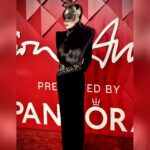 Daphne Guinness Instagram - My dearest friend @giancarlogiammetti and maestro @realmrvalentino. So many memories. Such perfection, style, elegance and the magic ingredient, Love!! ❤️✨ Mask by @philiptreacy ❤️💫 #BritishFashionAwards #VALENTINO #congratulations