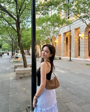Dara Hanfman Instagram - 結婚週年快樂❤️

今晚六點上我們的婚禮記錄跟大家分享🎉
衣服 @misshanfman 倒數收單～
