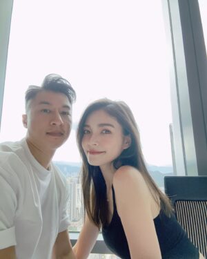 Dara Hanfman Instagram - 結婚週年快樂❤️

今晚六點上我們的婚禮記錄跟大家分享🎉
衣服 @misshanfman 倒數收單～