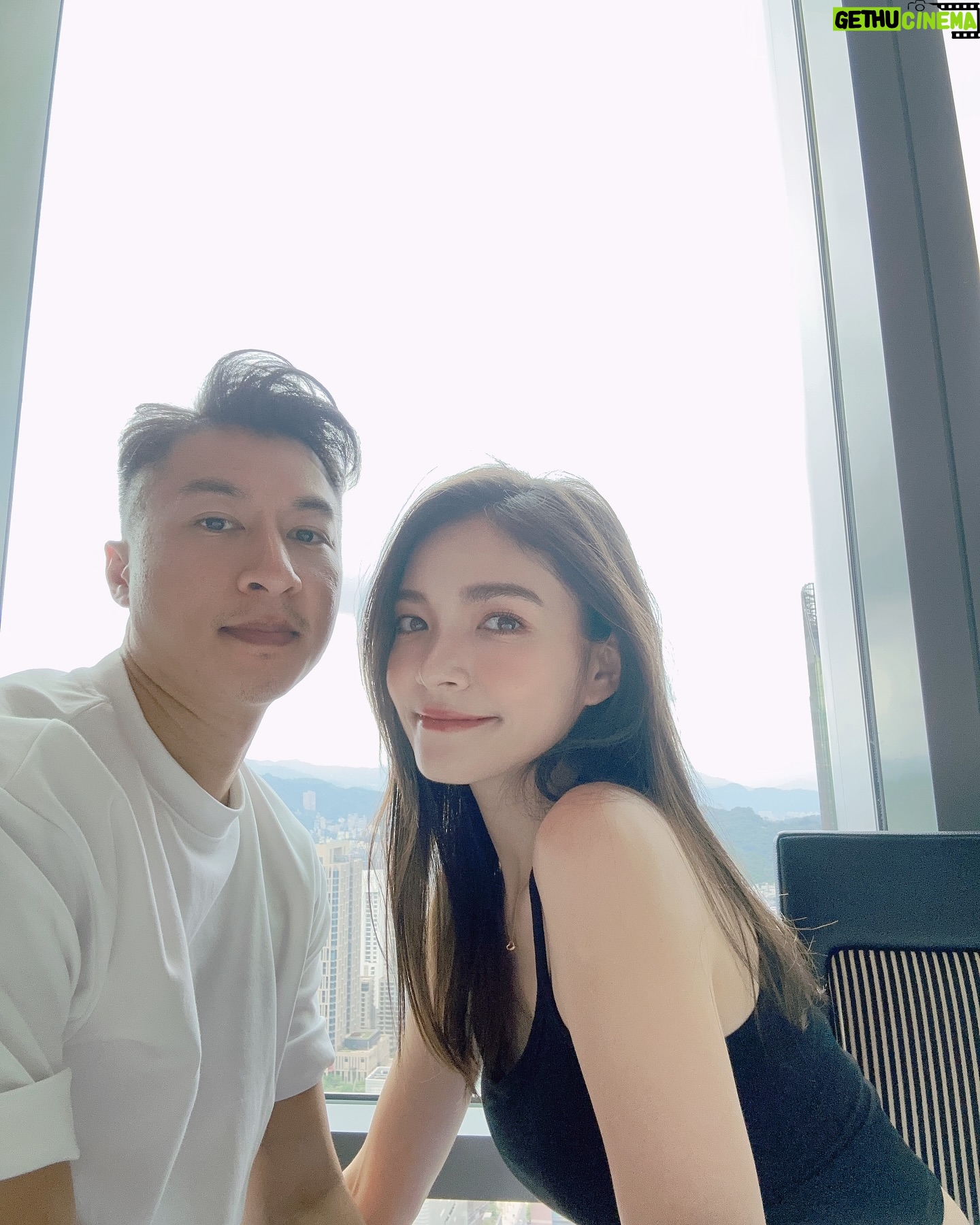 Dara Hanfman - 2.4K Likes - 結婚週年快樂❤️
今晚六點上我們的婚禮記錄跟大家分享🎉
衣服 @misshanfman 倒數收單~