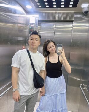 Dara Hanfman Instagram - 結婚週年快樂❤️

今晚六點上我們的婚禮記錄跟大家分享🎉
衣服 @misshanfman 倒數收單～