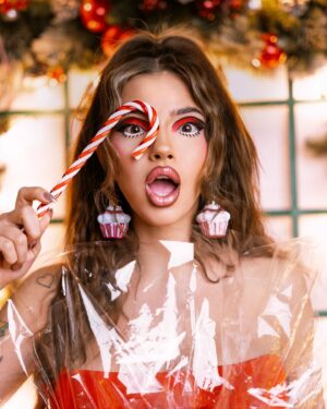 Dara Instagram - Merry Christmas 🎄❄️🎁 

Photography, Styling & Make-Up @the.trackers.official 
Hair @kristiyan.milev 
Look created by @dimitar_ivaylov_todorov 
Location @areab19.studio