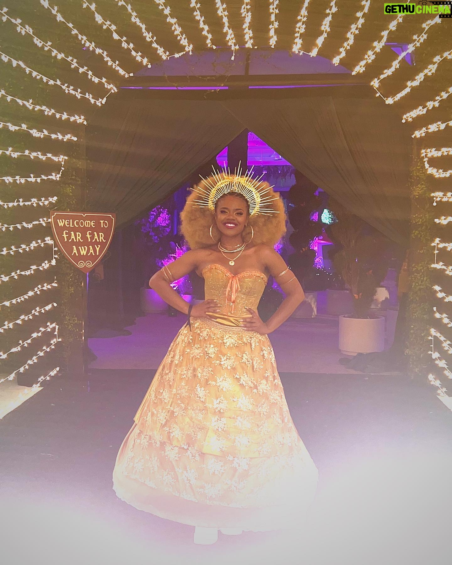 Dara Reneé Instagram - Thank You @marsaimartin for such a magical night!!! HAPPY BIRTHDAY QUEEN!!!😭❤️❤️👑👑🎉🎉. Also this is the first dress I’ve ever designed from SCRATCH!!! From the corset to the skirt yall!! Took a min but thank you @auntfunkyscloset for designing the sheer skirt that I made into a cape and then back to a skirt 😭❤️❤️
