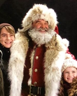 Darby Camp Instagram - Feelin the Christmas spirit with some @christmaschronicles #behindthescenes 🎄

#thechristmaschronicles #bts 
@netflix @netflixfilm