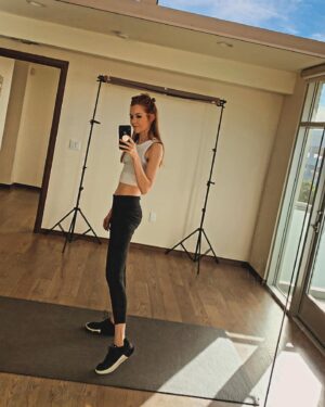 Darby Stanchfield Instagram - 💥My bossy trainer says get after it every day if you want to get strong. I’ve had to do push-ups for 3 years before I could do a set of proper ones. 💥 I love the endorphins, the mind/body strength that develops, the challenge of showing up for myself every day no matter if I feel like it or not, and the underrated empowerment of being strong enough to haul heavy luggage or bulk-size groceries or wheelbarrows of compost or whatever.💥🚀 I was the kid who was picked last in team sports. That kid is doing just fine.💥