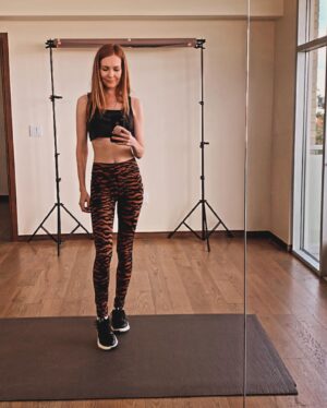 Darby Stanchfield Instagram - 💥My bossy trainer says get after it every day if you want to get strong. I’ve had to do push-ups for 3 years before I could do a set of proper ones. 💥 I love the endorphins, the mind/body strength that develops, the challenge of showing up for myself every day no matter if I feel like it or not, and the underrated empowerment of being strong enough to haul heavy luggage or bulk-size groceries or wheelbarrows of compost or whatever.💥🚀 I was the kid who was picked last in team sports. That kid is doing just fine.💥