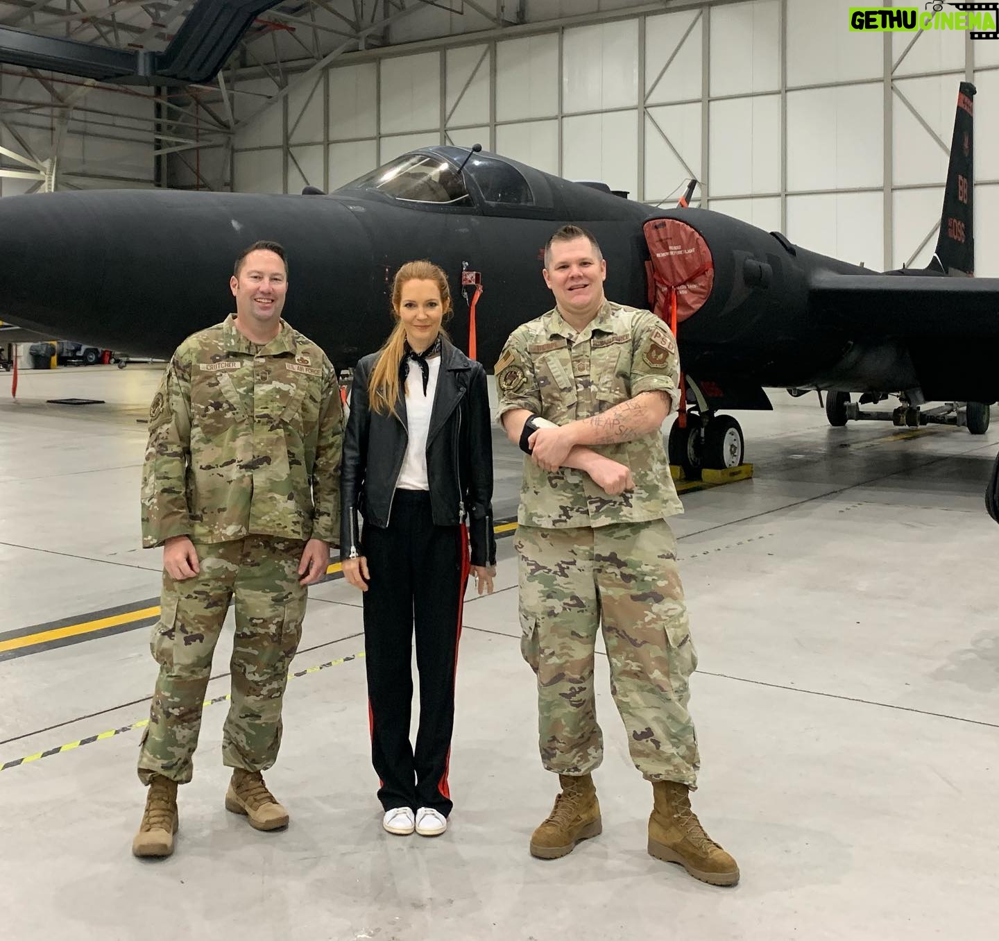 Darby Stanchfield Instagram - Huge honor traveling Europe on a Goodwill Military Tour ๐บ๐ธ with the delightful @pauladelstein @tiyabird @realraymondcruz via #armedforcesentertainment to thank our military men & women for their service! I learned so much and am so grateful for the experience! ๐บ๐ธ