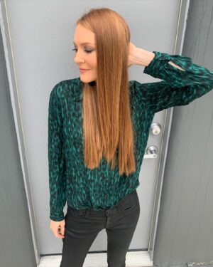Darby Stanchfield Instagram - yes we snapped pics in the rain 🐉🌧@lockeandkeynetflix with @entertainmenttonight ⚡️⚡️⚡️