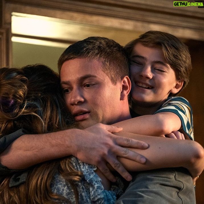Darby Stanchfield Instagram - Just a normal family… what *more* could possibly go wrong??? 🙃 @lockeandkeynetflix S3 Aug 10th!