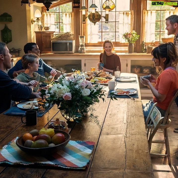Darby Stanchfield Instagram - Just a normal family… what *more* could possibly go wrong??? 🙃 @lockeandkeynetflix S3 Aug 10th!