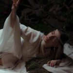 Daria Petrozhytska Instagram - Світ круглий. У ньому все циклічне. Усе має свої закони. Усе має своє завершення. Лада приходить із Сонцем — сніги Марени тануть. І так щороку. Це закон. У складках своєї золотої одежі богиня Лада приносить весну на змерзлу Землю, яка вже втомилася чекати нової сили, нового життя. Лада торкається шкіри Дерева й загоює на ньому старість. Аби вона була легшою для нього. Зрештою, всі ми заслуговуємо на спокій хоча б укінці. Лада обов’язково прийде, оживить, здере кірку застиглого болю. Народить тебе заново 🌿 @ina.vril і @sia.samhain бачення Лади 🤍