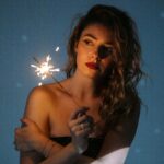 Daria Petrozhytska Instagram - Не буду писати підсумки року.. Але коли тобі лікар пише «перестань себе перегружати» - рік був плідним 🤣 і за це я безмежно вдячна всім, хто захищає нашу країну, бо я обожнюю цей «перегруз»🫶🏻 Так.. у більшості з нас новорічного настрою немає, але я хочу щоб ви посміхнулися, взяли в себе в руки, а ще задонатили (на будь-який перевірений збір) Добро завжди перемагає, але ми маємо бути згуртовані! Бажання у нас одне! Перемога💛💙нехай всесвіт його почує 🙏🏻 І не забудьте згадати всіх тих, завдяки кому ми тут! З прийдешнім! ❤️ 📸 @liz.parkhomchuk