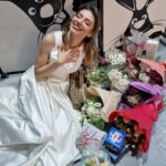 Daria Petrozhytska Instagram - Сьогодні була крайня вистава в цьому році 🤍 Я мене наче день народження - стільки квітів, подарунків, обіймів, емоцій і приємних слів…🥹🙏🏻 Я безмежно вдячна, що ви підтримуєте театр і ходите на вистави, а також дякую моїй дрімтім @teart_agency за все нове, що сталося зі мною в цьому році ❤️ Та головна подяка всім, хто захищає нашу країну за це життя ! Дякую!!! Назавжди 💛💙