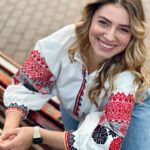Daria Petrozhytska Instagram - Вишиванка — це прадавня частина гардеробу нашого народу, що передавалась нащадкам та служила оберегом для його власника. Сьогодні, як і колись, вишита сорочка є надважливою річчю для кожного українця💙💛 На фото вишиванка від бренду @svarga_ua Які тепер мають новий магазин в Києві в ТЦ Гулівер А у вас ж вишиванка? Можливо ще залишилась від предків? Напишіть🙏🏻⬇️