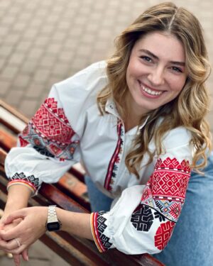 Daria Petrozhytska Instagram - Вишиванка — це прадавня частина гардеробу нашого народу, що передавалась нащадкам та служила оберегом для його власника. Сьогодні, як і колись, вишита сорочка є надважливою річчю для кожного українця💙💛
На фото вишиванка від бренду @svarga_ua 
Які тепер мають новий магазин в Києві в ТЦ Гулівер 
А у вас ж вишиванка? Можливо ще залишилась від предків? Напишіть🙏🏻⬇️