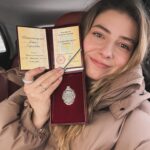 Daria Petrozhytska Instagram - Що ж … тепер максимально офіційно 😁 (дивіться дату🤣) Дякую всім, хто в мене вірив і продовжує вірити 🙌🏻 Буду відверта.. для мене це честь, але далеко не найголовніше в професії. Для мене головне це бути на сцені і в кадрі, мати можливість займатися своєю професією і творити ! Бачити очі глядачів чи читати коментарі . А за це я вдячна всім, хто захищає нашу країну💛💙 І ще трошки відвертості.. Мій тато був Заслуженим артистом України. Мій тато хотів щоб я закінчила школу із золотою медаллю. Школу я закінчила трієчницею, і до червоного диплома в універі теж не дотягнула через одну зайву четвірку. Пап, але тепер я «заслужена» і думаю це краще за золоту медаль🥹 Сподіваюся ти все бачиш з небес 🤍 Нагороду я відправлю мамі (сказала поставить вдома поряд з татовою) Власне кажучи..дякую ❤️