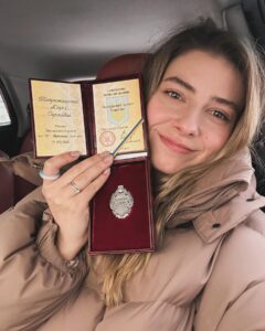Daria Petrozhytska Instagram - Що ж … тепер максимально офіційно 😁 (дивіться дату🤣) Дякую всім, хто в мене вірив і продовжує вірити 🙌🏻 Буду відверта.. для мене це честь, але далеко не найголовніше в професії. Для мене головне це бути на сцені і в кадрі, мати можливість займатися своєю професією і творити ! Бачити очі глядачів чи читати коментарі . А за це я вдячна всім, хто захищає нашу країну💛💙 І ще трошки відвертості.. Мій тато був Заслуженим артистом України. Мій тато хотів щоб я закінчила школу із золотою медаллю. Школу я закінчила трієчницею, і до червоного диплома в універі теж не дотягнула через одну зайву четвірку. Пап, але тепер я «заслужена» і думаю це краще за золоту медаль🥹 Сподіваюся ти все бачиш з небес 🤍 Нагороду я відправлю мамі (сказала поставить вдома поряд з татовою) Власне кажучи..дякую ❤️
