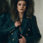 Daria Petrozhytska Instagram - Неймовірно творча зйомка❤️‍🔥 І це все завдяки цим людям, які створили і побачили мене такою 🥰 PHOTO @agapovandarno MODEL @petrozhitskaya STYLIST @dika_anka HAIR & MAKEUP @starovoitova.makeup PARTNERS @premier_palace_hotel @domino_ua @anastasia_shukhnina @_atelier_margo @makova.official Чекайте ще ❤️‍🔥