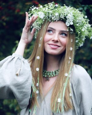 Daria Petrozhytska Instagram - Чим вам не Конотопська відьма чи Мавка 🤔
Посилаю бажання у Всесвіт і натякаю фільм.юа 🙏🏻😅
Як вам образ ? 

Дякую за фото @vladimir_0531_
