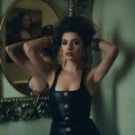 Daria Petrozhytska Instagram - Неймовірно творча зйомка❤️‍🔥 І це все завдяки цим людям, які створили і побачили мене такою 🥰 PHOTO @agapovandarno MODEL @petrozhitskaya STYLIST @dika_anka HAIR & MAKEUP @starovoitova.makeup PARTNERS @premier_palace_hotel @domino_ua @anastasia_shukhnina @_atelier_margo @makova.official Чекайте ще ❤️‍🔥
