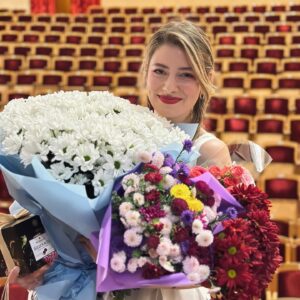 Daria Petrozhytska Instagram - Наш чудовий тур Харків-Дніпро-Запоріжжя💙💛
Неймовірні і незламні міста! Дякуємо Вам за всі ваші емоції та овації та за всі ваші слова і обійми❤️
Хоча для мене він почався з побитого носа (гортайте карусель) та зі мною все гаразд😅
Безмежна і щоденна вдячність всім, хто захищає нашу країну! Підтримуємо і допомагаємо 🙏🏻🙌🏻