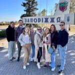 Daria Petrozhytska Instagram - Наш чудовий тур Харків-Дніпро-Запоріжжя💙💛 Неймовірні і незламні міста! Дякуємо Вам за всі ваші емоції та овації та за всі ваші слова і обійми❤️ Хоча для мене він почався з побитого носа (гортайте карусель) та зі мною все гаразд😅 Безмежна і щоденна вдячність всім, хто захищає нашу країну! Підтримуємо і допомагаємо 🙏🏻🙌🏻