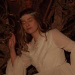 Daria Petrozhytska Instagram - Світ круглий. У ньому все циклічне. Усе має свої закони. Усе має своє завершення. Лада приходить із Сонцем — сніги Марени тануть. І так щороку. Це закон. У складках своєї золотої одежі богиня Лада приносить весну на змерзлу Землю, яка вже втомилася чекати нової сили, нового життя. Лада торкається шкіри Дерева й загоює на ньому старість. Аби вона була легшою для нього. Зрештою, всі ми заслуговуємо на спокій хоча б укінці. Лада обов’язково прийде, оживить, здере кірку застиглого болю. Народить тебе заново 🌿 @ina.vril і @sia.samhain бачення Лади 🤍