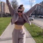 Daria Petrozhytska Instagram - Теплий весняний (нарешті!) вихідний 🥰 В комфорті з @rikkyhype 🤎