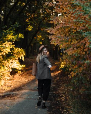 Daria Petrozhytska Instagram - Даша: я люблю, щоб я нічого не робила, а фотографії були красивими)
Ліза: супер, нічого не роби, просто будь собою
Даша: Done ✅ 

Неймовірно живі кадри з неймовірно ЖИВОЮ @petrozhitskaya 🥰

Наша фототерапія вдалася на всі 100%))