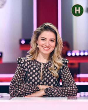 Daria Petrozhytska Instagram - Сьогодні о 20:00 на @novy_channel «Хто зверху»💚(це я вже втретє🤣)
Гортайте карусель і дивіться фото з суддею/голосом @pedanos ,який сьогодні скаже, хто ж зверху 🤗
А ви як думаєте хто переможе ?