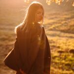 Daria Petrozhytska Instagram - Даша: я люблю, щоб я нічого не робила, а фотографії були красивими) Ліза: супер, нічого не роби, просто будь собою Даша: Done ✅ Неймовірно живі кадри з неймовірно ЖИВОЮ @petrozhitskaya 🥰 Наша фототерапія вдалася на всі 100%))