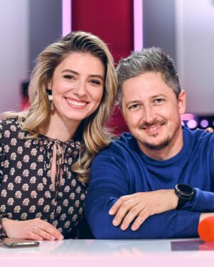Daria Petrozhytska Instagram - Сьогодні о 20:00 на @novy_channel «Хто зверху»💚(це я вже втретє🤣)
Гортайте карусель і дивіться фото з суддею/голосом @pedanos ,який сьогодні скаже, хто ж зверху 🤗
А ви як думаєте хто переможе ?