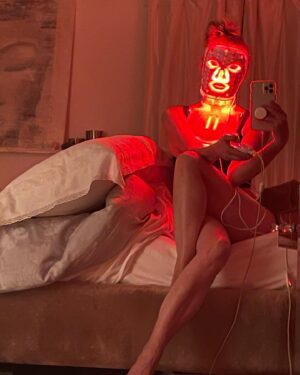 Darnell Cox Instagram - 🤔I often get the question, 
“If you could buy only ONE at-home Skincare Device what would it be???”

🚨Without a hesitation, that TYPE of device would be a Red Light Therapy device. 

🚨Red light therapy has clinically proven results in speeding wound healing, increasing circulation, reducing fine lines and wrinkles, evening out skin tone and texture, and improving the overall health of the skin! 

➡️DM me “Red Light” for my top picks for red light therapy devices. 

➡️DM “protocol” for my printable skincare gadget protocol that shows you how I fit in my favorite treatment modalities in less than 30 minutes per day.

🤩If you can spend 30 minutes per day exercising, you can spend 30 minutes per day improving the health of our largest organ - our SKIN! 

#redlighttherapy #healthyskin #50plusskincare #redlightbenefits #skincaretips