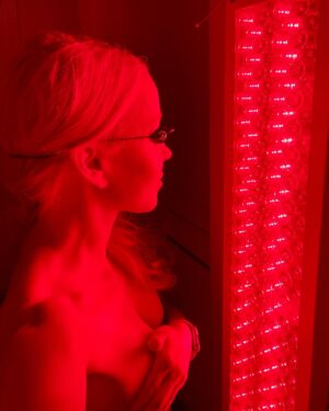 Darnell Cox Instagram - 🤔I often get the question, 
“If you could buy only ONE at-home Skincare Device what would it be???”

🚨Without a hesitation, that TYPE of device would be a Red Light Therapy device. 

🚨Red light therapy has clinically proven results in speeding wound healing, increasing circulation, reducing fine lines and wrinkles, evening out skin tone and texture, and improving the overall health of the skin! 

➡️DM me “Red Light” for my top picks for red light therapy devices. 

➡️DM “protocol” for my printable skincare gadget protocol that shows you how I fit in my favorite treatment modalities in less than 30 minutes per day.

🤩If you can spend 30 minutes per day exercising, you can spend 30 minutes per day improving the health of our largest organ - our SKIN! 

#redlighttherapy #healthyskin #50plusskincare #redlightbenefits #skincaretips
