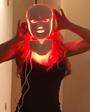 Darnell Cox Instagram - 🤔I often get the question, 
“If you could buy only ONE at-home Skincare Device what would it be???”

🚨Without a hesitation, that TYPE of device would be a Red Light Therapy device. 

🚨Red light therapy has clinically proven results in speeding wound healing, increasing circulation, reducing fine lines and wrinkles, evening out skin tone and texture, and improving the overall health of the skin! 

➡️DM me “Red Light” for my top picks for red light therapy devices. 

➡️DM “protocol” for my printable skincare gadget protocol that shows you how I fit in my favorite treatment modalities in less than 30 minutes per day.

🤩If you can spend 30 minutes per day exercising, you can spend 30 minutes per day improving the health of our largest organ - our SKIN! 

#redlighttherapy #healthyskin #50plusskincare #redlightbenefits #skincaretips