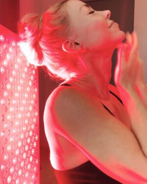 Darnell Cox Instagram - 🤔I often get the question, 
“If you could buy only ONE at-home Skincare Device what would it be???”

🚨Without a hesitation, that TYPE of device would be a Red Light Therapy device. 

🚨Red light therapy has clinically proven results in speeding wound healing, increasing circulation, reducing fine lines and wrinkles, evening out skin tone and texture, and improving the overall health of the skin! 

➡️DM me “Red Light” for my top picks for red light therapy devices. 

➡️DM “protocol” for my printable skincare gadget protocol that shows you how I fit in my favorite treatment modalities in less than 30 minutes per day.

🤩If you can spend 30 minutes per day exercising, you can spend 30 minutes per day improving the health of our largest organ - our SKIN! 

#redlighttherapy #healthyskin #50plusskincare #redlightbenefits #skincaretips