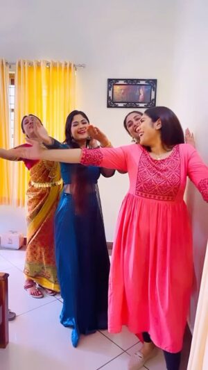 Darshana Das Instagram - MR FAMILY😃😍❤️
:
@aishwaryaramsai costume by @jwalahbyaswathikamal 

:🎥 @fijo_pious_03 

:
#actress #shooting #location #reeltime #insta #malayalam #serial #mounaragam #bekind #staysafe