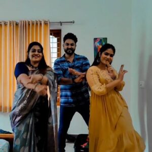 Darshana Das Instagram - Njangalude family trending reel..🤩🤩🤩....ningalude priyapetta bahaasurante karutha kaikal aanu guys ithinte pinnil pravarthichirikkunnathu....🤣🤣🫣🫣💪💪♥️♥️